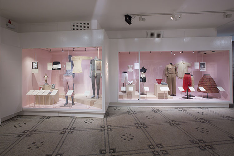 La storia della lingerie dal 1700 ad oggi in mostra al Victoria and Albert Museum di Londra28MAG16 4