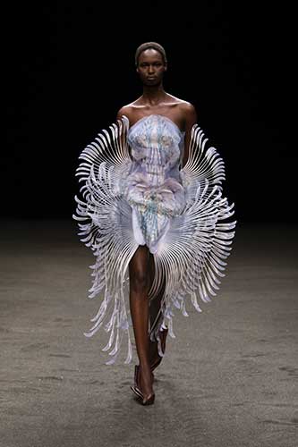 Iris van Herpen 29 1 21 10